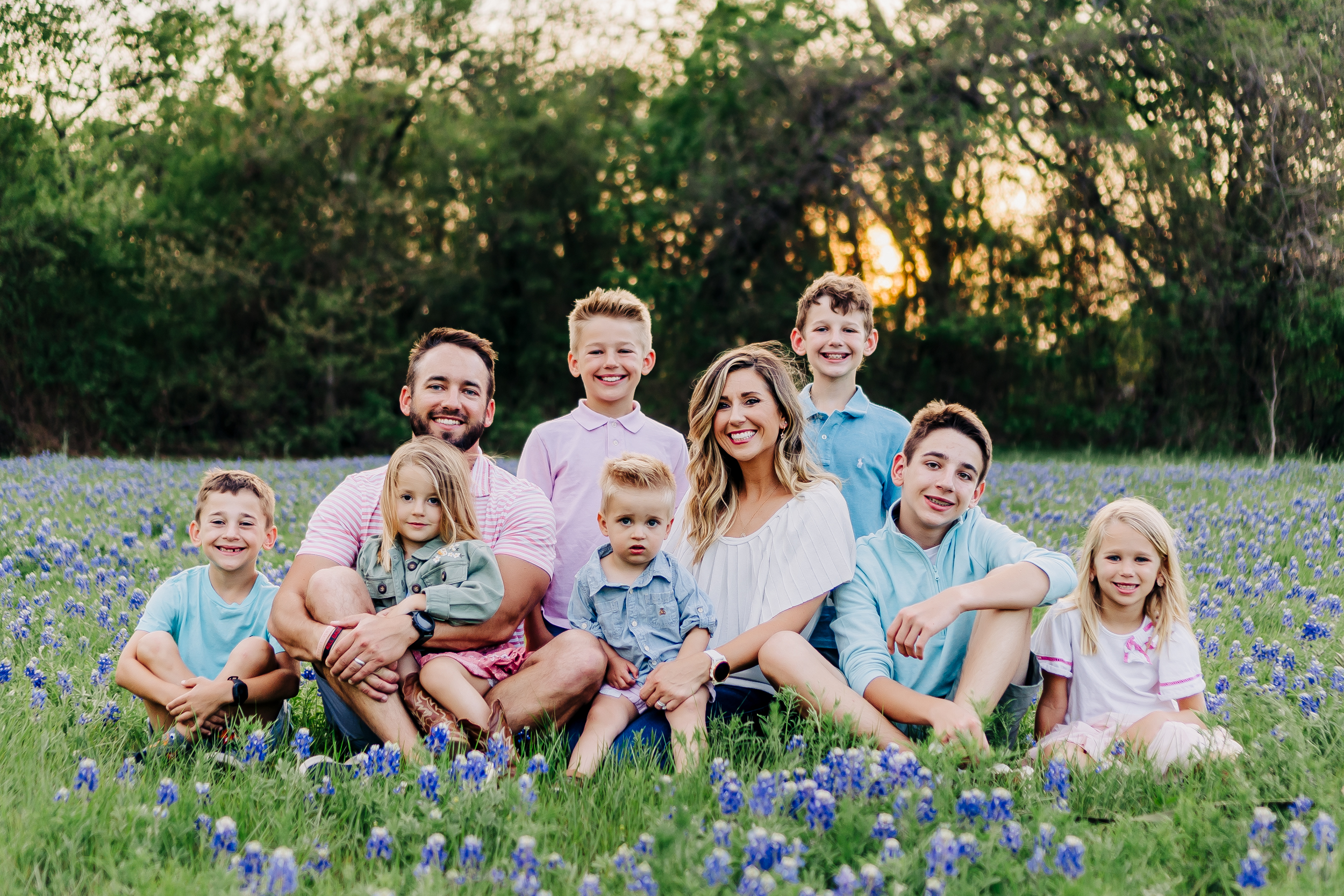Large family bluebonnet photos | Plano, Texas Family Photographer | via brittnierenee.com