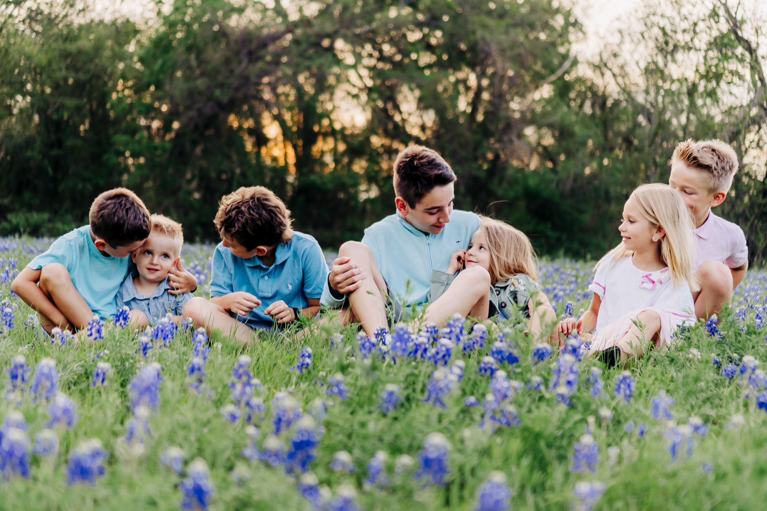 Large family bluebonnet photos | Plano, Texas Family Photographer | via brittnierenee.com