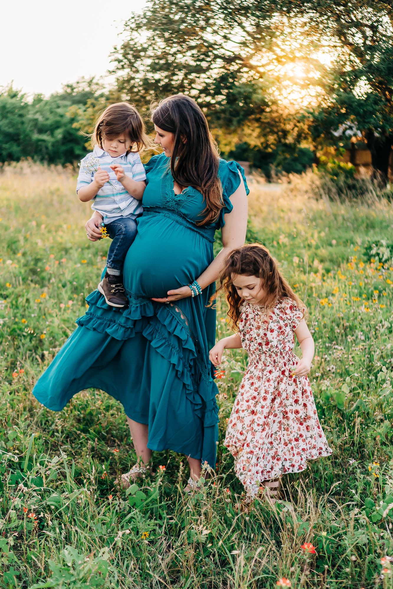 How to prepare for golden hour maternity session | Family Maternity Session | Dallas, Texas Photographer | via brittnierenee.com