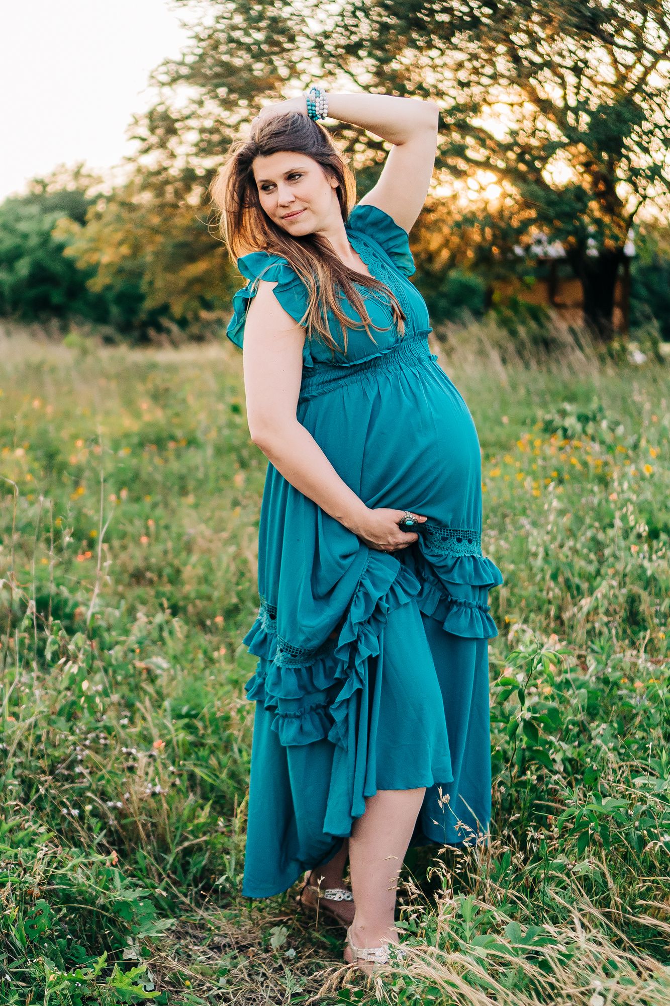 How to pose for maternity photos | Family Maternity Session | Dallas, Texas Photographer | via brittnierenee.com