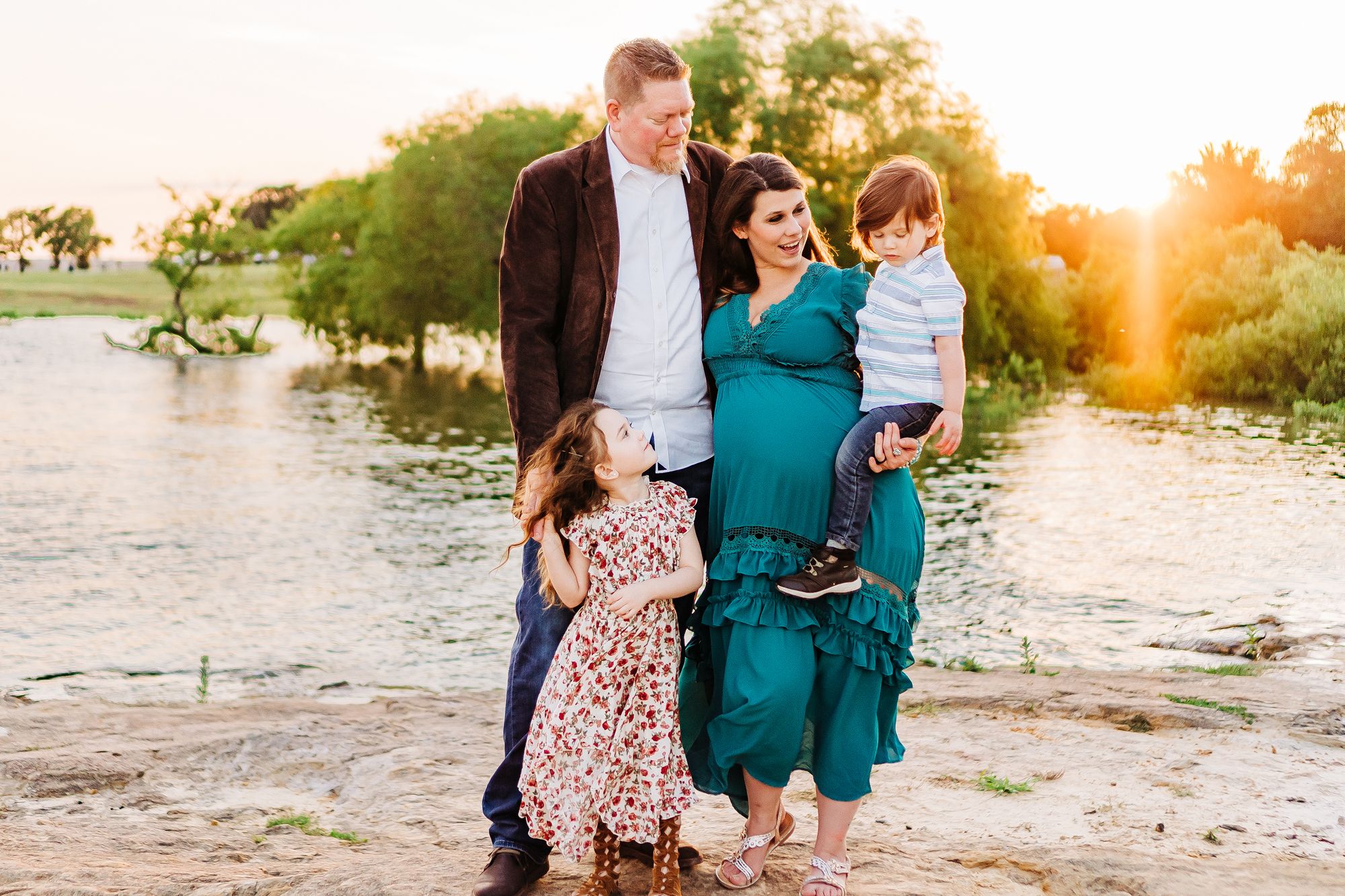 What to wear for your maternity session | Family Maternity Session | Dallas, Texas Photographer | via brittnierenee.com