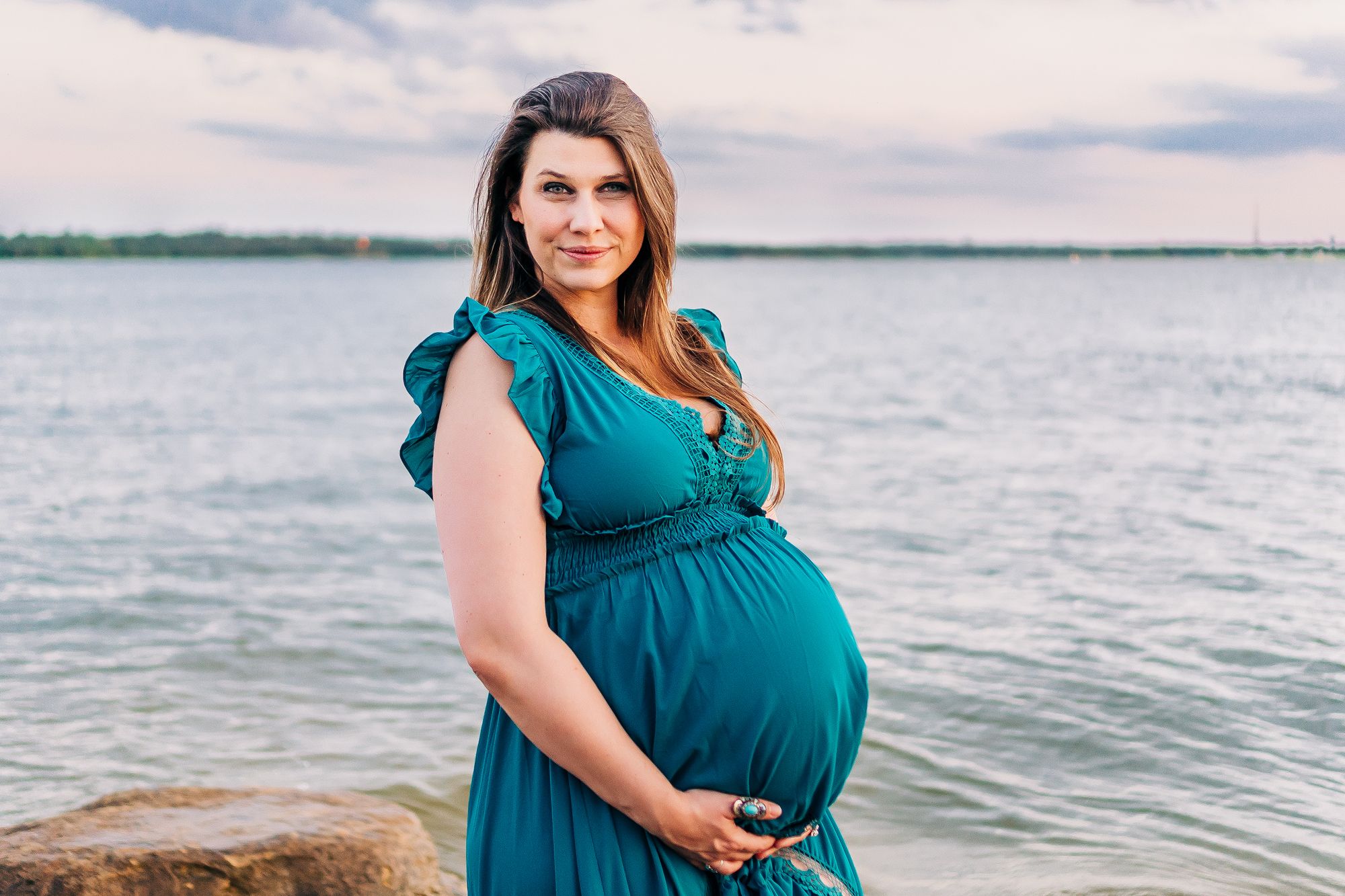 How to pose for maternity photos | Family Maternity Session | Dallas, Texas Photographer | via brittnierenee.com